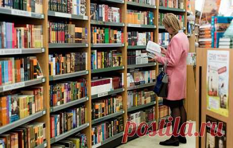В Москве продаются книги классиков, якобы не рекомендованные из-за пропаганды ЛГБТ. В частности, представлены произведения Владимира Сорокина, Донны Тартт, Ханьи Янагихары, Марселя Пруста и Федора Достоевского