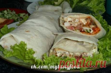 ТОП-7 рецептов с лавашом в мультиварке.

1. Шаурма в мультиварке.

Ингредиенты:

Говядина (шейная часть) - 300 граммов
Кетчуп - 1 столовая ложка
Майонез 67% - 1 столовая ложка
Морковь по-корейски - 100 граммов
Капуста белокочанная - 50 граммов
Огурец - 1 штука
Томат (помидор) красный - 1 штука
Лаваш тонкий - 2 штуки

Приготовление:

Почему-то все привыкли думать, что шаурма - вредная и нехорошая во всех отношениях пища. Позвольте доказать вам обратное! Шаурма в мультиварке...