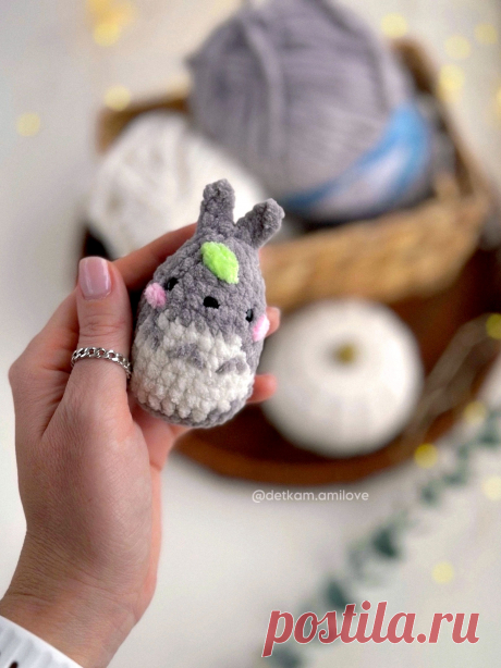 PDF Малыш Тоторо крючком. FREE crochet pattern; Аmigurumi toy patterns. Амигуруми схемы и описания на русском. Вязаные игрушки и поделки своими руками #amimore - плюшевый Тоторо из аниме &quot;Мой сосед Тоторо&quot;, маленький Тоторо из плюшевой пряжи, брелок в виде аниме персонажа.
