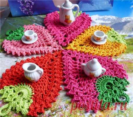 Crochet potholder in strawberry format - XELLCRAFTS Friends today we brought a wonderful pattern of crochet to be made and decorate your table on special days with the family, for sure, everyone will like it very much and everything will be very beautiful. Your kitchen table will look amazing with this strawberry shaped potholder For days that end up being special, nothing […]