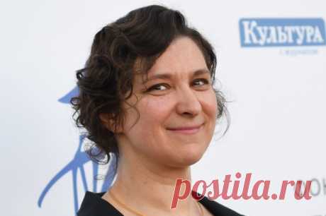 Актриса Олеся Железняк поделилась воспоминаниями об Александре Абдулове. По словам Железняк, она до сих пор благодарна Александру Гавриловичу.