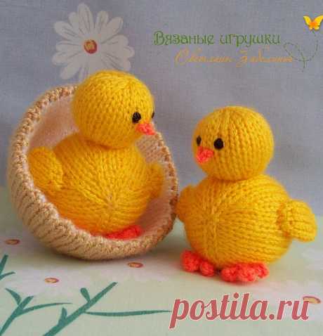 Много, много вязаных цыплят - сувениры к Пасхе.