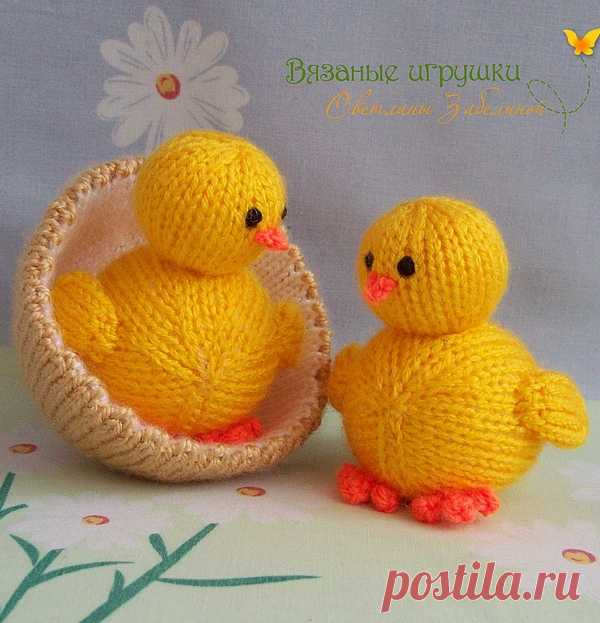 Много, много вязаных цыплят - сувениры к Пасхе.