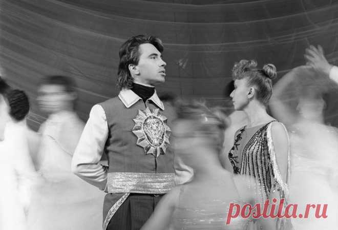 Дмитрий Хворостовский во время выступления в Красноярске, 1988 год  © Владимир Медведев/ТАСС  
Подробнее на ТАСС:  http://tass.ru/info/4646997  |  Биография Дмитрия Хворостовского - Биографии и справки - ТАСС