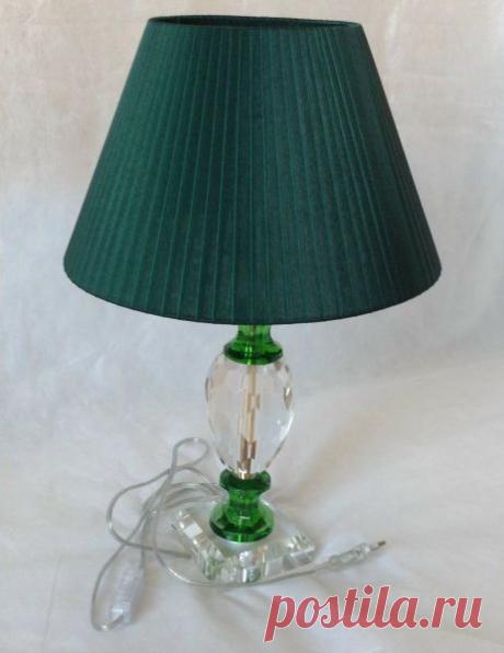 Настольная лампа с зеленым абажуром. Заказать настольную лампу с доставкой на дом.