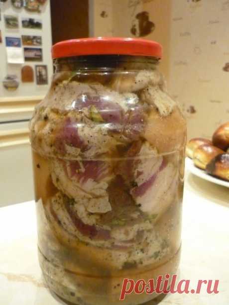 Сало засоленное холодным "мокрым"способом.
 
Свиное сало… Прохладное, нежное, душистое, домашнее, с перчиком да так и тает во рту.
Казалось бы, сало – это почти 100% жир, огромное количество холестерина. А вот вреда от него при умеренном потреблении никакого, одна польза.
Хорошая засолка сала у вас получится лишь в том случае, если вы правильно выберите сало. Хорошее, не жилистое сало выбрать очень легко. Во-первых, такое сало на вид достаточно однородно, сплошная бело-роз...