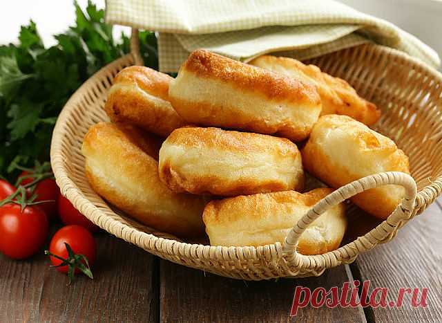 На днях знакомая угостила маленькими пирожками с яйцами, пюре и капустой, 
они мне так понравились! Мяяягкие, тающие во рту. Я сразу выпросила рецепт.  

Маленькая просьба, кто заберёт к себе рецепт в закладки , оставьте любой смайл в комментариях.

Тесто:
Тёплая вода - 600 мл
Сахар - 2 ч.л
Соль - 1 ст.л без горки
Подсолнечное масло - 100 мл
Дрожжи - 11 гр (одна пачка)
Яйца - 2 шт
Мука - 1 кг (может чуть больше)

Начинка:
Картошка
Яйца с зелёным луком
Капуста с морковью

К...