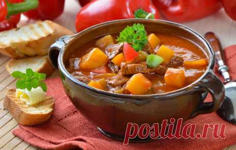 Рецепты Супа - Харчо - Лагман - Крем-Суп - foodbook Суп с тушёными овощами Ингредиенты:свинина-400 г; картофель-4 шт; морковь-2 шт; огурец солёный-5 шт; капуста белокочанная-4 листа; лук репчатый-2 шт; фасоль белая-1 ст; помидор-1 шт; мука-1 ст.л; томатная паста-1 ст.л; лавровый лист-2 шт; орех мускатный на кончике ножа. Шаги: 1.Нарезать мясо кусочками. Обжарить, обваляв в муке. 2.Морковь нарезать кубиками, обжарить. 3.Картофель и огурцы нарезать кубиками, отварить. 4.Наши...