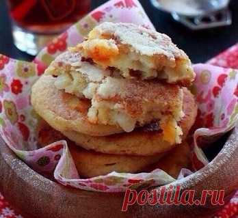 Манные оладьи с яблоками и изюмом