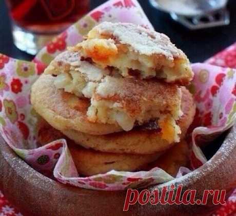 Манные оладьи с яблоками и изюмом