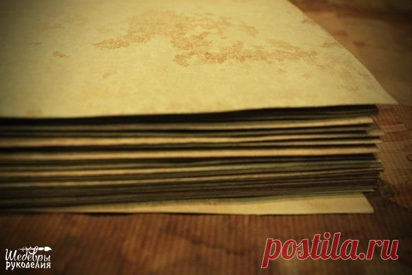 Базовое тонирование бумаги с помощью кофе ☕

Тонированная бумага сохраняет аромат кофе и приобретает винтажный вид, как будто вы достали ее из бабушкиного сундука. Такие страницы отлично использовать для создания блокнота или декорирования скрап альбома.
Нам понадобятся: 
✔ Белые листы, которые мы будем тонировать (например, стандартная офисная бумага)
✔ Растворимый кофе 
✔ Кисточка (проще всего взять широкую малярную кисть)
✔ Газеты или ткань, на которой мы будем просушивать наши страицы