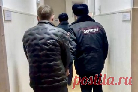 Россиянин намеренно сбил на автомобиле двух мужчин и оказался в СИЗО. В Саратовской области 32-летний россиянин оказался в СИЗО из-за покушения на жизнь двоих мужчин при помощи автомобиля. 9 декабря ехавший по селу Новорепное злоумышленник заметил двух мужчин. Сначала он намеренно сбил 34-летнего жителя села, а затем и его 46-летнего односельчанина. После подозреваемый скрылся.