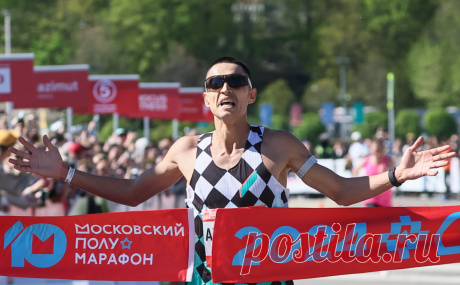 Бегун Ахмадеев выиграл Московский полумарафон с рекордным результатом. Ринас Ахмадеев на семь секунд улучшил рекорд столичного полумарафона и на шесть секунд опередил ближайшего преследователя Искандера Ядгарова. У женщин титул чемпионки защитила Анна Викулова