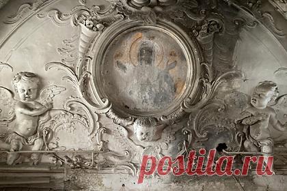 В старинной церкви Петербурга за лифтовой шахтой нашли лик Богородицы. В церкви святой Великомученицы Екатерины при Смольном монастыре в Санкт-Петербурге за лифтовой шахтой нашли лик Богородицы на золотом фоне, композицию «Ночной Иерусалим» и ангелов с «отбитыми ножками». Находка была сделана во время работ по реставрации церкви.