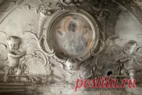 В старинной церкви Петербурга за лифтовой шахтой нашли лик Богородицы. В церкви святой Великомученицы Екатерины при Смольном монастыре в Санкт-Петербурге за лифтовой шахтой нашли лик Богородицы на золотом фоне, композицию «Ночной Иерусалим» и ангелов с «отбитыми ножками». Находка была сделана во время работ по реставрации церкви.