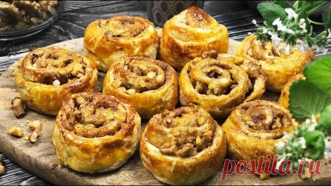 Очень Вкусные Булочки с Корицей и Орехами Очешуительно ароматная, нежная и вкусная выпечка. Готовится элементарно и очень быстро.На 8-10 булок нам понадобится:- лист слоеного дрожжевого теста (он примерно весит 200-250гр)- 2-3 ст.л. сахара- 1-2 ст.л. молотой корицы- горсть рубленных грецких орехов- яичный желток, чтобы смазать...