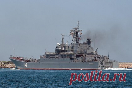 Атаку украинских войск на БДК «Новочеркасск» объяснили. Атака украинских войск по Феодосии объясняется страхом Киева перед возможностью высадки российского морского десанта, заявил военный эксперт, капитан первого ранга в запасе Василий Дандыкин в интервью «Царьграду». Именно этими соображениями обусловлен выбор в качестве цели БДК «Новочеркасск», пояснил он.