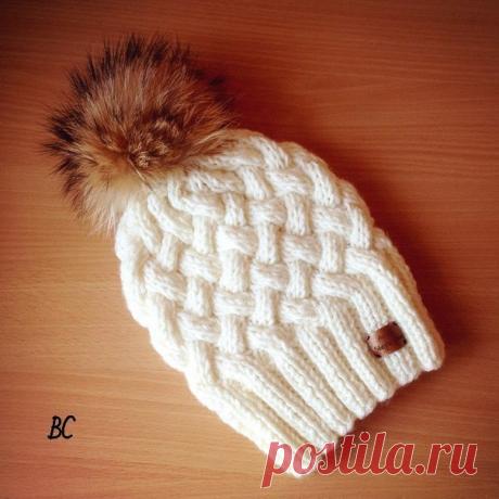 Шапка спицами. Узор «Плетенка». 



Пряжа Пехорка «Северная» 50 гр

Спицы № 4, № 6
Сначала вяжем двойную резинку спицами № 4

- 6 рядов (примерно 2 см.):

Набираем на спицы 120 петель 2 п. кромочные (в двойной резинке это получается 55-56 см)

1 ряд — кромочная п. снимаем, *1 п. лиц., 1 п. снимаем не провязывая, 1 п. изнаночная, 1 п. снимаем не провязывая*, кромочная п. провязываем изнаночной;

2 ряд - кромочная п. снимаем, *1 п. лиц., 1 п. снимаем не провязывая, 1 п. изна...