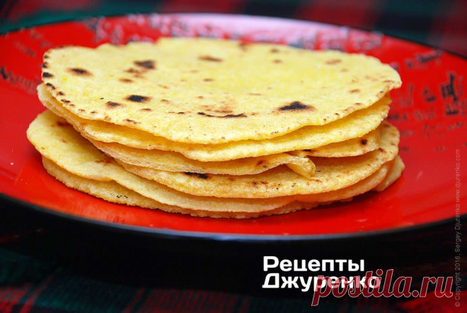Тортилья — лепешки из кукурузной муки для начос и тако Рецепт тортильи, очень вкусные лепешки из кукурузной муки для начос и тако. В лепешки заворачивают начинку или подают в качестве хлеба ко многим блюдам.