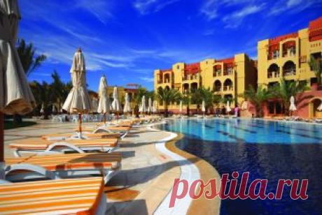 Где находится отель Marina Plaza Tala Bay? Какие отзывы туристов об отеле, сервисе и пляже? Какие услуги предлагает отель для туристов?