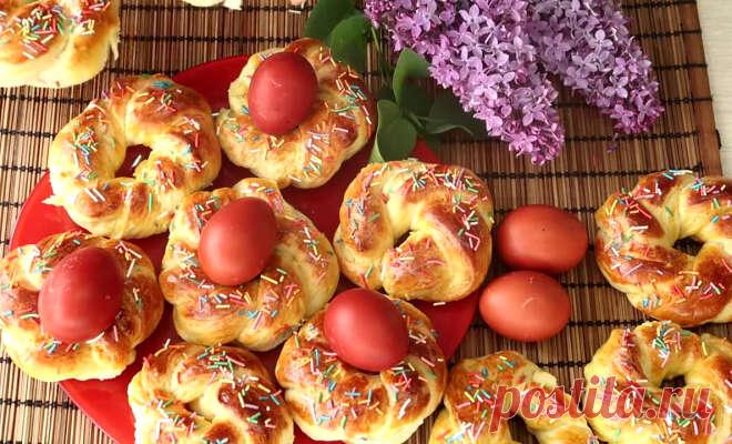 Пасхальные веночки булочки простой рецепт пошаговый Как вкусно сделать Пасхальные веночки булочки в духовке своими руками простой рецепт дома. Сегодня испечем пасхальные веночки из дрожжевого теста. Рецепт простой, а веночки получаются красивые и очень вкусные. Для теста: ↝ Сахар - 60 г и 2 ст.л ↝ Сливочное масло - 100 г ↝ Яйцо - 1 шт ↝ Мука - 500 г