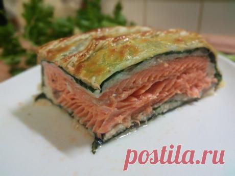 Разноцветный рулет из лососевой форели | Foodbook.su В этом разноцветном рулете два вида рыбы: красная и белая, а ещё зелёные листья мангольда. Все в одном оригинально смотрится, на вкус нежно, сочно и не скучно. Этот рулет сложно даже рулетом назвать,