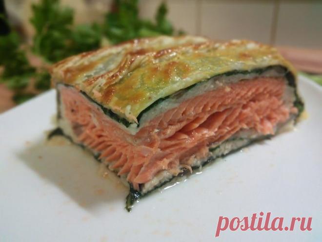 Разноцветный рулет из лососевой форели | Foodbook.su В этом разноцветном рулете два вида рыбы: красная и белая, а ещё зелёные листья мангольда. Все в одном оригинально смотрится, на вкус нежно, сочно и не скучно. Этот рулет сложно даже рулетом назвать,