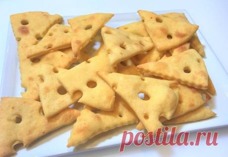 Вязание, рукоделие, мастер классы. Кулинария.
СЫРНОЕ ПЕЧЕНЬЕ 

ИНГРЕДИЕНТЫ: 
Сливочное масло 130 г 
Мука пшеничная 180 г 
Яйцо куриное 1 шт. 
Соль ¼ ч.л. 
Российский сыр 100 г 
Яичный желток 1 шт. 

ПРИГОТОВЛЕНИЕ: 
1. Холодное сливочное масло нарезать небольшими кубиками. Муку просеять, добавить щепотку соли. Масло с мукой перетереть с помощью блендера в крошку. Добавить яйцо, хорошо перемешать. 
2. Добавить тертый сыр, замесить тесто. Работать нужно быстро, чтобы масло не...
