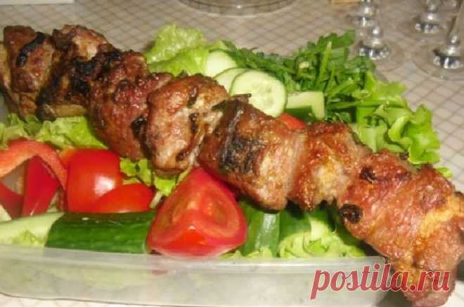 Шашлык по-армянски из свинины Собираетесь открыть сезон шашлыков? Хотите отправиться на пикник всей семьей? Тогда не проходите мимо этого рецепта, и приготовьте дома заранее все необходимое для вкусного и сочного шашлыка. Этот шашлык маринуется в минеральной воде с луком и специями. Сделайте такой шашлык, и он точно не оставит никого равнодушным!