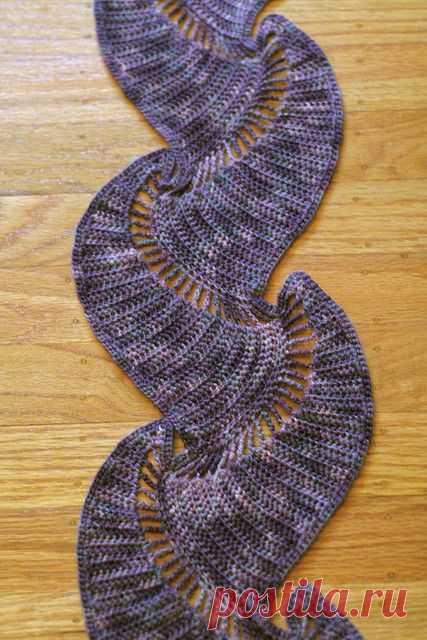THIS is not your grandmother's scarf! How unusual and eye-catching. Boteh Scarf by Kathy Merrick #crochet | Крючком