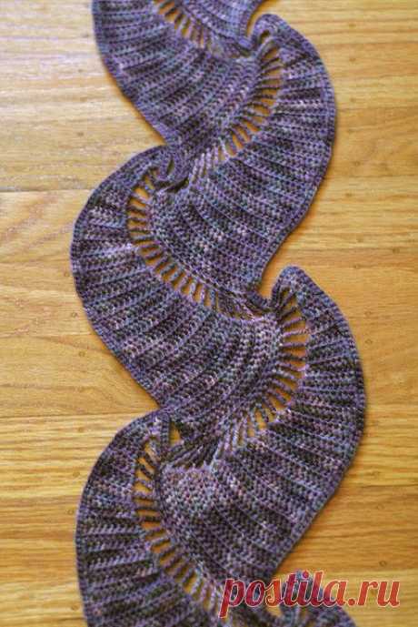 THIS is not your grandmother's scarf! How unusual and eye-catching. Boteh Scarf by Kathy Merrick #crochet | Крючком