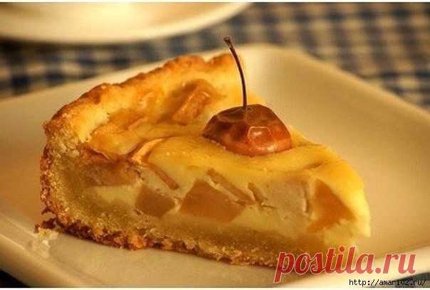 Яблочный пирог со сливочной заливкой.