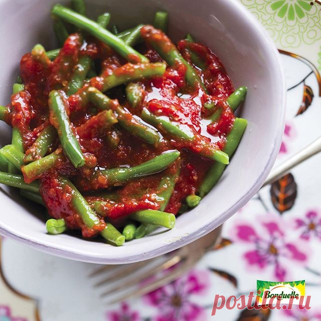 Какие виды бобовых вам больше по вкусу? Горох, фасоль, чечевица? 🤔Давайте обсудим!

Вот в Индии бобовые, пожалуй, самая популярная составляющая блюд🙂Что неудивительно: ведь бобовые содержат большое количества белка💢а, как мы знаем, в Индии очень многие придерживаются вегетарианства. У нас сегодня - зеленая фасоль с заправкой в индийском стиле👍🏻 ИНГРЕДИЕНТЫ:
Фасоль зеленая тонкая целая, Bonduelle 1.5 упаковки (600 г)
Помидоры 3 шт.
Чеснок 1 зубчик
Имбирь молотый 1 ч. л...