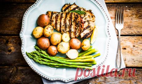 4 легких ужина, которые готовятся в духовке Молодой картофель, цукини, баклажаны, помидоры, цветная капуста — идеальные продукты для летнего ужина. А чтобы он получился ещё сытнее, полезнее и вкуснее, мы предлагаем запечь овощи в духовке с курицей, рыбой, тофу или козьим сыром — собрали рецепты на любой вкус.