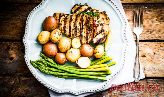 4 легких ужина, которые готовятся в духовке Молодой картофель, цукини, баклажаны, помидоры, цветная капуста — идеальные продукты для летнего ужина. А чтобы он получился ещё сытнее, полезнее и вкуснее, мы предлагаем запечь овощи в духовке с курицей, рыбой, тофу или козьим сыром — собрали рецепты на любой вкус.