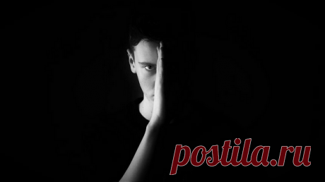 Лево- и праворукость зависит от того, как ваш мозг «запитан». У левшей контрольные области, которые обычно расположены в левом полушарии мозга, могут оказаться в правом полушарии. Пока до сих пор неясно, почему это происходит. Удивительно, что большинство животных не склонны быть «праволапыми». Например, какую лапу подает ваша собака? Какой лапкой ваша кошка при необходимости открывает дверь? Ученые обнаружили, что примерно в половине случаев они используют правую лапу и в половине — левую.