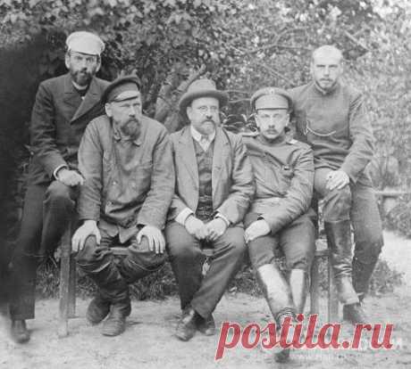 Сыновья писателя Льва Николаевича Толстого (слева направо):  Лев Львович, Илья Львович, Сергей Львович, Андрей Львович, Михаил Львович. Фото 1904 год.  /  Жизнь и смерть Льва Толстого. Архивные фото разных лет  |  РИА Новости