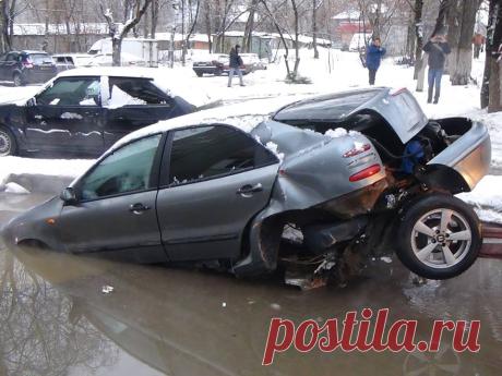 В Подмосковье - Автомобиль провалился под асфальт на улице...