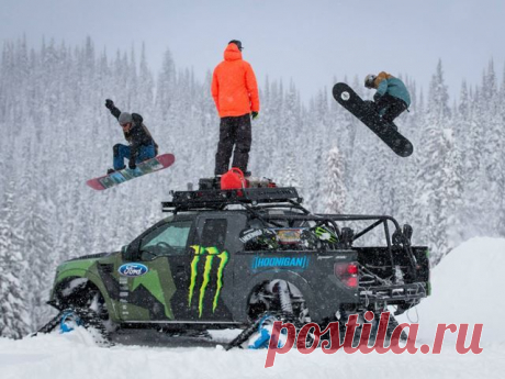 Тест пикапа Ford F-150 Raptor на гусеничном ходу на горных склонах Канады.
