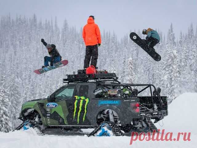 Тест пикапа Ford F-150 Raptor на гусеничном ходу на горных склонах Канады.