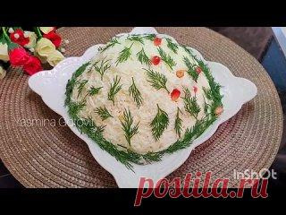 МЫ просто ОБОЖАЕМ ЭТОТ САЛАТ! Безумно вкусный и красивый ИнгредиентыСлоёные огурцы 3 штВарёные яйца 5 штСыр 80 граммЖареные куриные филе 150 граммМайонез Укроп и Гранат 