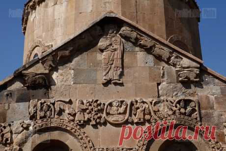 Աղթամարի Սուրբ Խաչ եկեղեցու բարձրաքանդակներից վերականգնումից հետո։
Միջնադարյան Հայաստանի քանդակագործությունը հիմնականում հայտնի է ճարտարապետական հուշարձանների
պատկերաքանդակներով,կոթողներով,հուշասյուներով,«թևավոր» խաչերով, խաչքարերով և վաղ միջնադարում
 հարթապատկերային,գծա-գրաֆիկական է։V դ սկզբին տեղական քանդակագործության ավանդույթները
ներհյուսվել են Հայաստանի վաղ քրիստոնեական քանդակարվեստին:Կոթողներին ու
հուշարձաններին քանդակվել են Հին և Նոր կտակարաններից սյուժեներ,սրբերի,Հիսուսի, Աստվածամոր