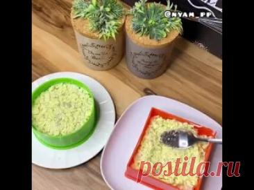 САЛАТ СЛОЁНЫЙ С ГОРБУШЕЙ И НАТУРАЛЬНЫМ ЙОГУРТОМ Ингредиенты:Горбуша консервированная в собственном соку (вместо горбуши можно взять тунец консервированный в собственном соку) - 200 гр. Яйца - 3 шт. Сыр - 80 гр. Морковь отварная - 100 гр. Для заправки:Йогурт натуральный - 100 гр. Соль, сухой чеснок - по вкусу