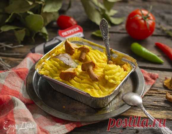 Деревенский пирог с картошкой, грибами и курицей. Ингредиенты: куриное филе, грибы соленые, лук репчатый
