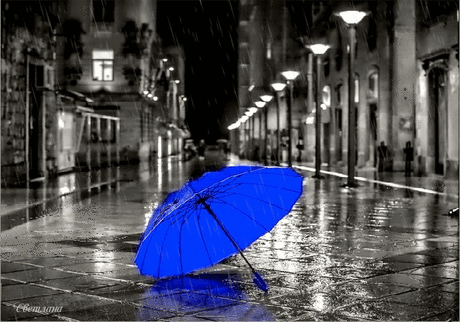 Семен Кирсанов, Марк Минков

Эти летние дожди,
Эти радуги и тучи,
Мне от них как будто лучше,
Будто что-то впереди.
Будто будут острова,
Необычные поездки,
На цветах росы подвески,
Вечно свежая трава.
Будто будет жизнь как та,
Где давно уже я не был,
На душе, как в синем небе,
После ливня чистота.
После ливня
Чистота.
Но опомнись, рассуди,
Как непрочны, как летучи
Эти радуги и тучи,
Эти летние дожди.
Нет, не будет жизнь как та,
Та, в которой я и не был.
На душе, как в синем