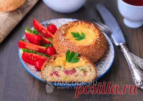 Омлет с колбасой в булочке