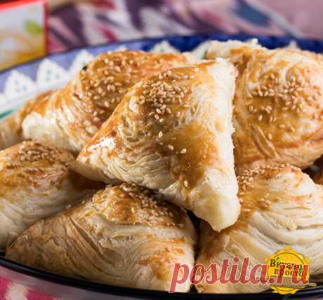 Самса  

 Ингредиенты:
Вода (холодная) — 1 стак.
Мука — 400 г
Масло сливочное — 100 г
Соль (в начинку) — по вкусу
Куриная грудка — 200 г
Лук репчатый — 1 шт.
Яйцо (для смазки) — 1 шт.
Кунжутные семечки — 1 ст. л.