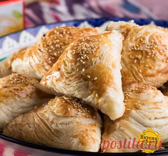 Самса  

 Ингредиенты:
Вода (холодная) — 1 стак.
Мука — 400 г
Масло сливочное — 100 г
Соль (в начинку) — по вкусу
Куриная грудка — 200 г
Лук репчатый — 1 шт.
Яйцо (для смазки) — 1 шт.
Кунжутные семечки — 1 ст. л.