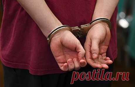 Задержанные за госизмену россияне признались в передаче чертежей Украине. Россияне, задержанные в Свердловской области за госизмену, признались в передаче чертежей украинским спецслужбам. Об этом сообщает пресс-служба регионального управления ФСБ России. Как рассказала девушка в ходе допроса, в качестве вознаграждения они с супругом получили порядка 100 тысяч рублей.