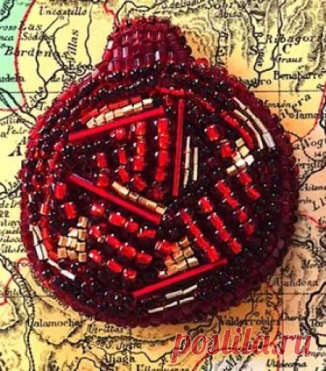 Брошь Гранат Брошь красного цвета. Выполнена из бисера по авторским эскизам художников. Ручная работа от русского дизайнера. Доставка по России и СНГ.